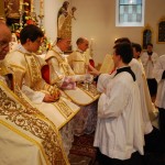 5_beruehren_des_leuchters_und_der_messkaennchen