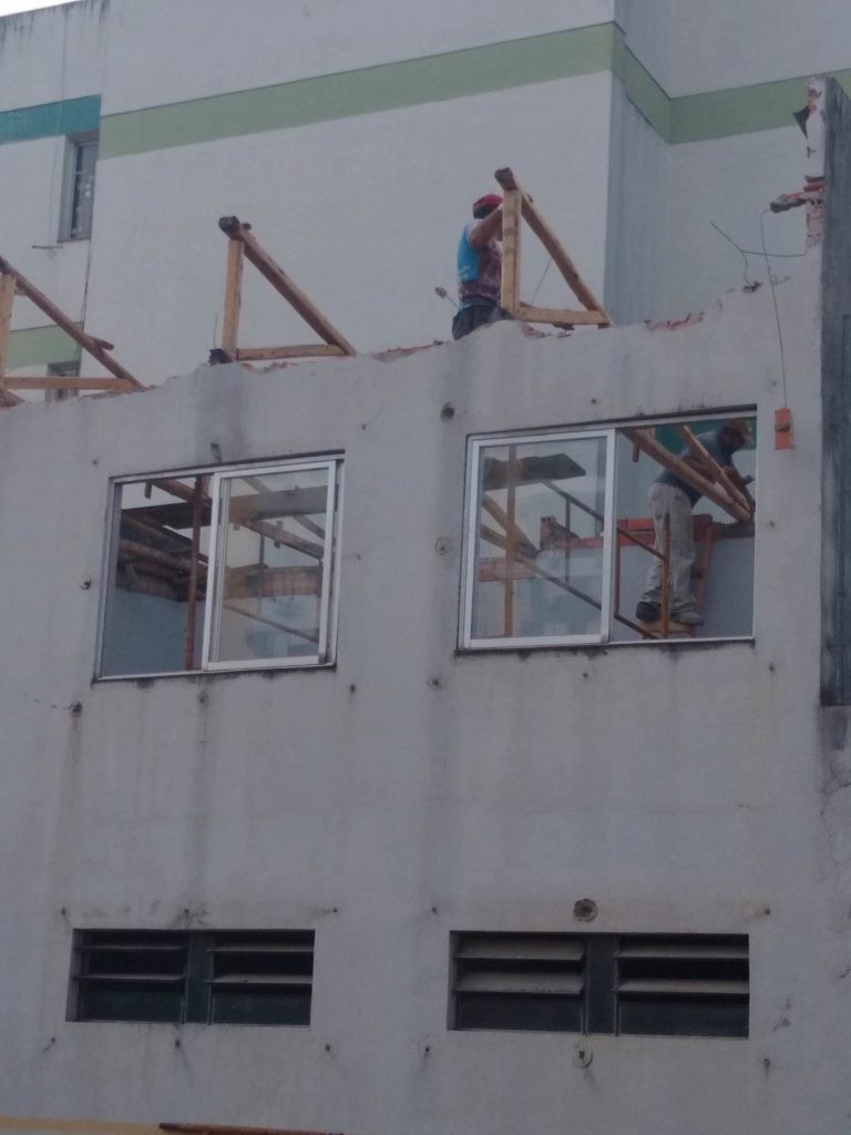 tirando-telhado2-768x1024