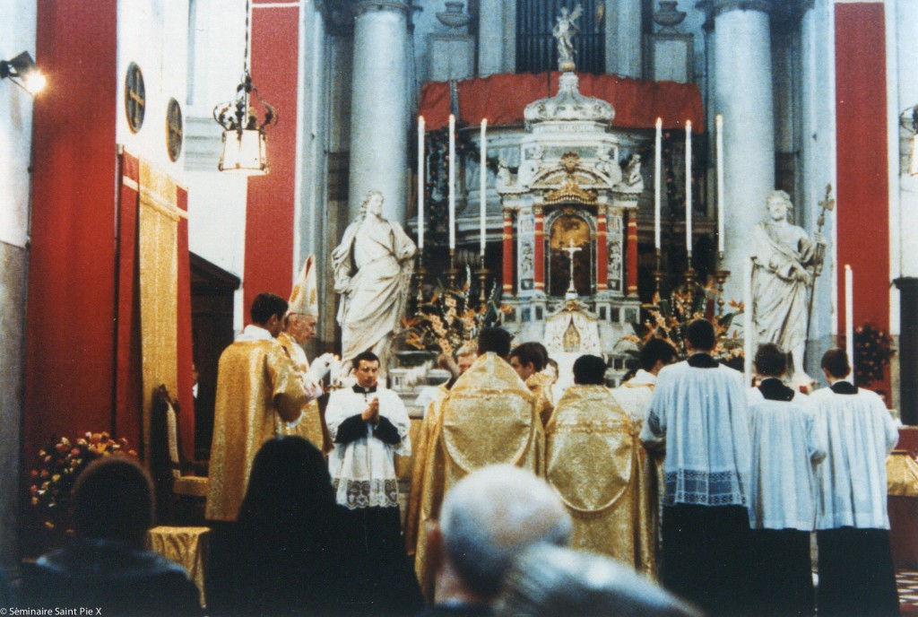 Missa Pontifical celebrada por Mons. Lefebvre pela beatificação do Padre Pio, no dia 7 de abril de 1980, na Igreja de San Simon Piccolo, em Veneza.