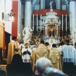 Missa Pontifical celebrada por Mons. Lefebvre pela beatificação do Padre Pio, no dia 7 de abril de 1980, na Igreja de San Simon Piccolo, em Veneza.