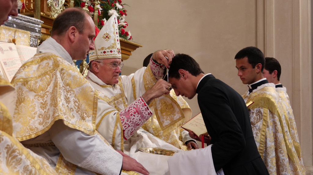 09_tonsura_ordenes_menores_y_subdiaconado