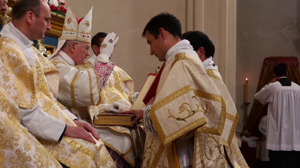 25_tonsura_ordenes_menores_y_subdiaconado