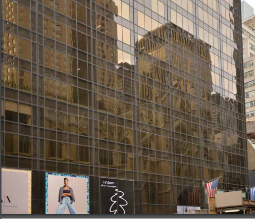 Igreja de St. Patrick’s, Nova York, refletida na fachada de edifícios de escritórios.